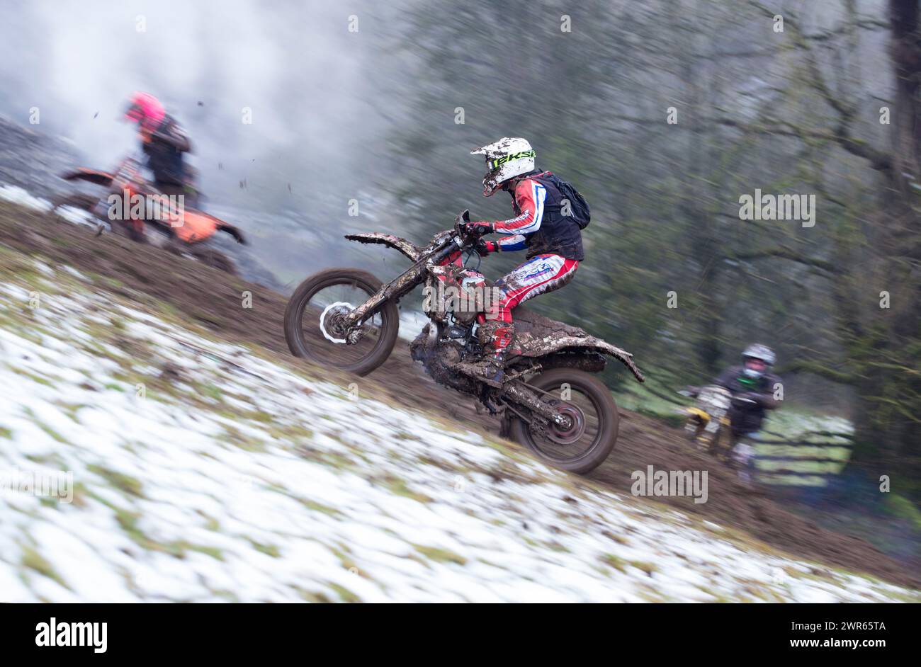 20/01/19 non rimandato dalla neve che si trova su tutta la pista, cento ciclisti pazzi prendono parte al "Winter Warmer" GREZZO Extreme enduro. L'im Foto Stock