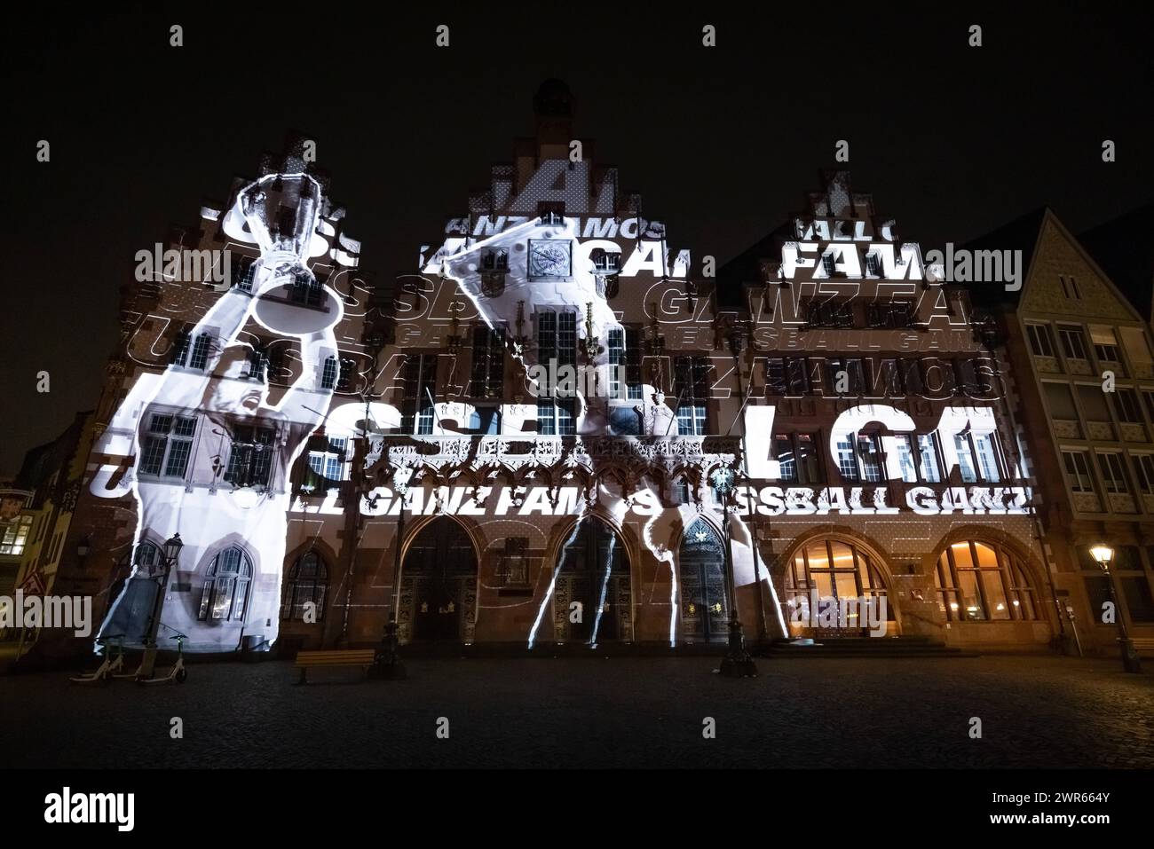 125 Jahre Eintracht Frankfurt Anlässlich des 125-jährigen Vereinsjubiläums von Eintracht Frankfurt zeigt eine Videoinstallation auf der Fassade des Römers die Vereinsgeschichte mit den größten sportlichen Erfolgen. Francoforte sul meno Römerberg Assia Deutschland *** 125 anni di Eintracht Francoforte in occasione del 125° anniversario di Eintracht Francoforte, un'installazione video sulla facciata del Römer mostra la storia del club con i suoi più grandi successi sportivi Francoforte sul meno Römerberg Assia Germania 2024-03-10 125-Jahre-Eintracht 22 Foto Stock