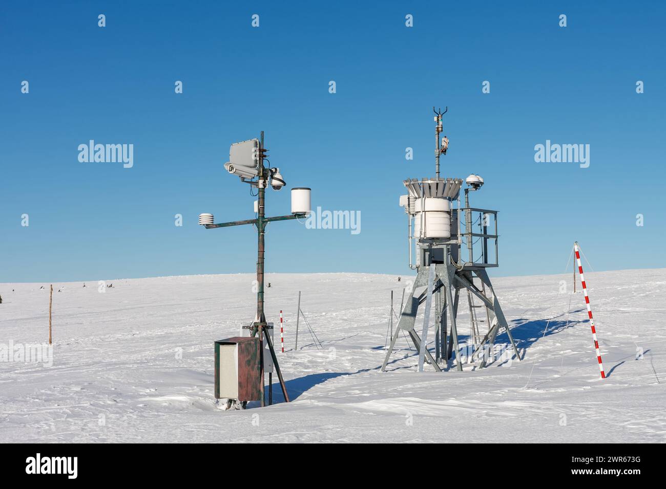 Stazione meteorologica, contatore del vento di fronte al Rifugio dei prati, montagne di krkonose, mattina d'inverno. Foto Stock