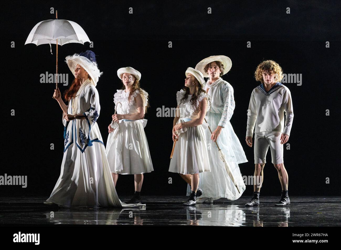 The Polish Family - l-r: Diana Salles (la madre polacca), Vilhelmiina Sinervo (figlia 1), Selma Hellmann (figlia 2), Riccardo Saggese (governante), Antony César (Tadzio) in DEATH in VENICE di Benjamin Britten al Welsh National Opera, Wales Millennium Centre, Cardiff 07/03/2024 direttore: Leo Hussain design: Nicola Turner illuminazione: Robbie Butler video design: Sam Sharples consulente circo: Tom rack progettista e consulente circo: Firenze Guidi regista: Olivia Fuchs Foto Stock