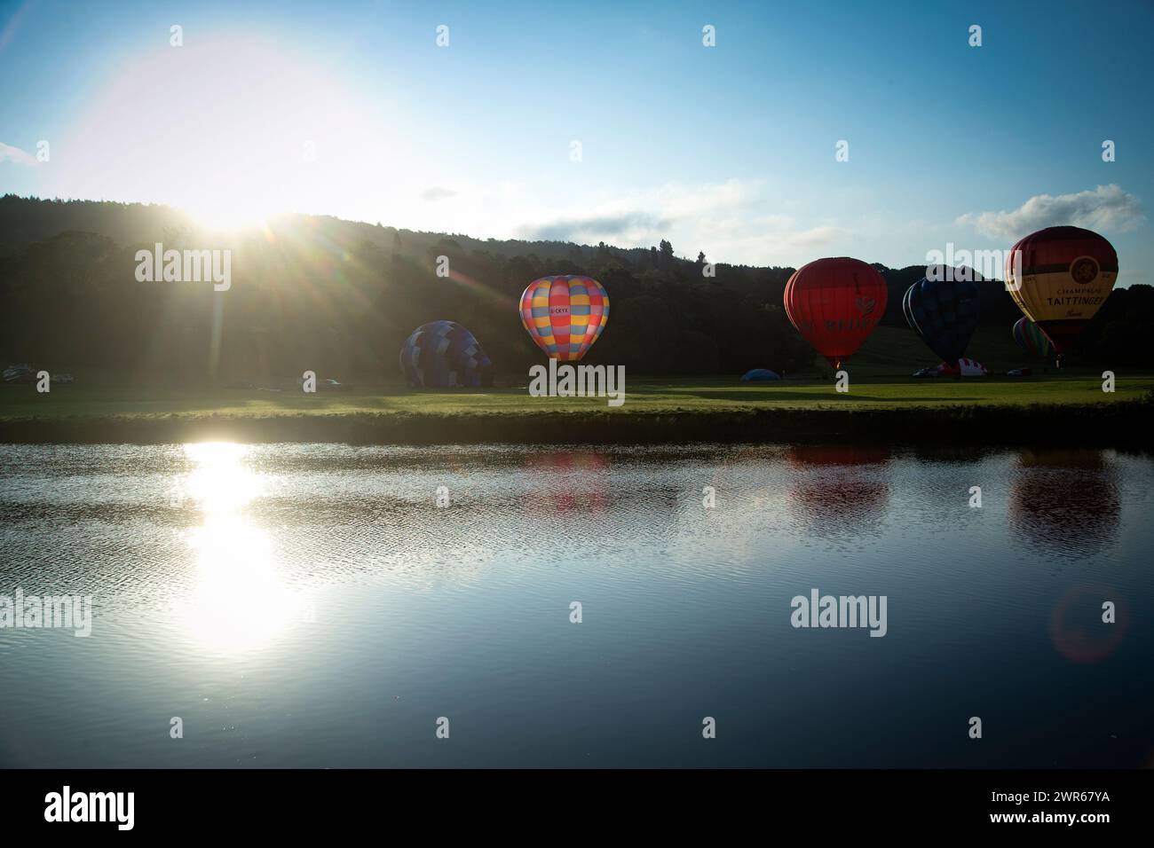 01/09/19 le mongolfiere volano sopra il fiume Derwent all'alba di questa mattina come parte della Chatsworth Country Fair nel Derbyshire. Venti forti sopra las Foto Stock