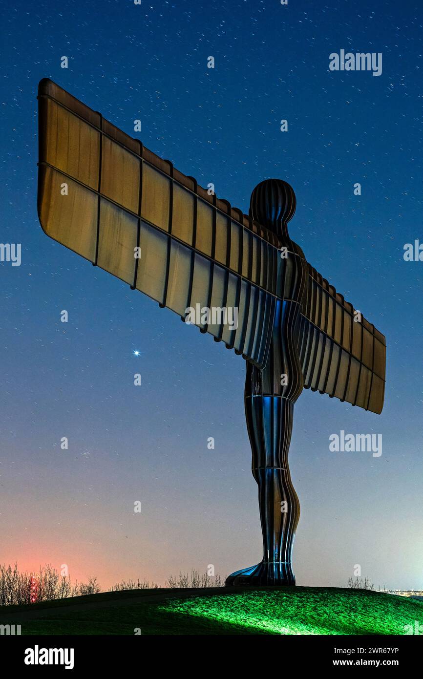 Una vista della scultura dell'Angelo del Nord a Gateshead di notte con cieli limpidi e molte stelle brillanti Foto Stock