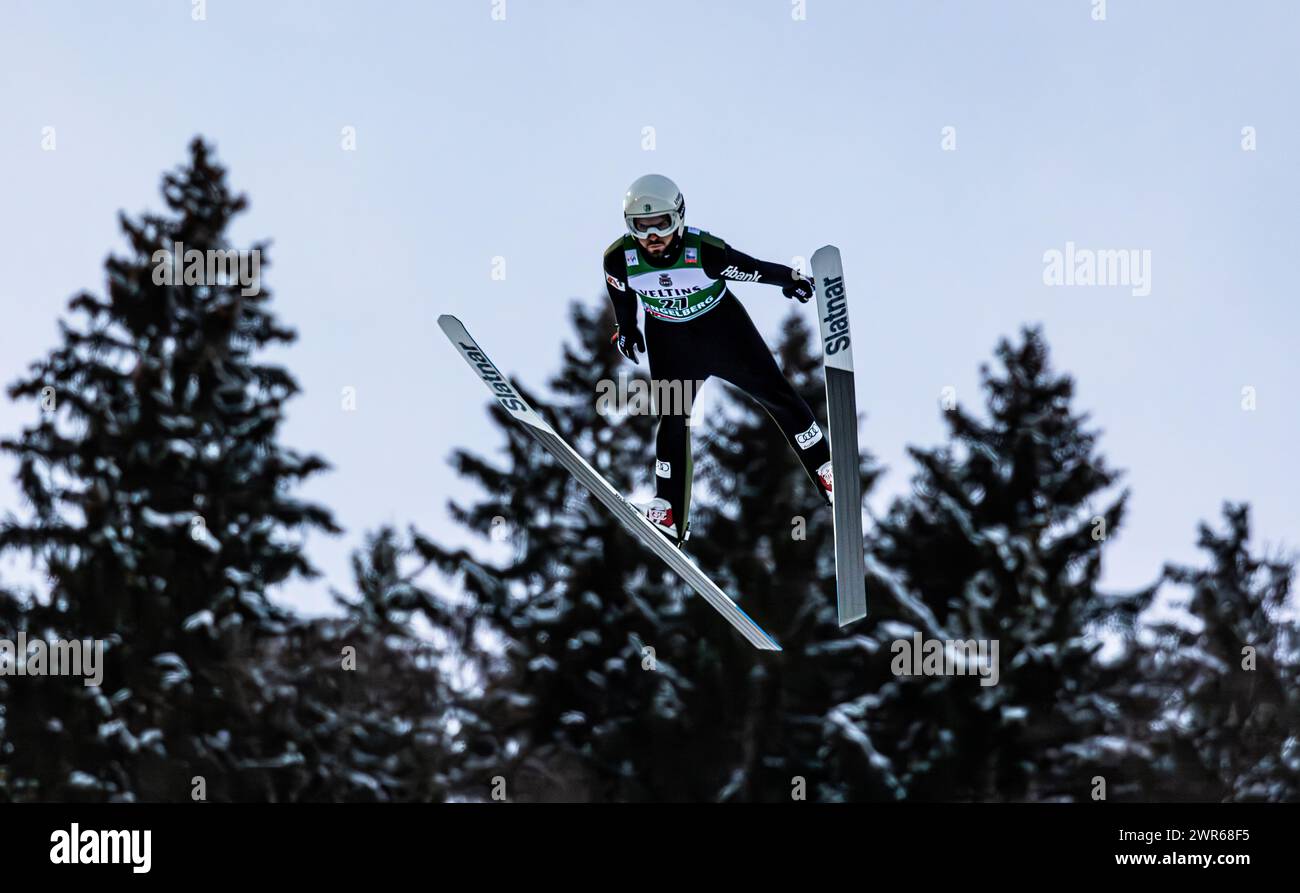 Viessmann Skispringen Weltcup Engelberg, Männer: Der bulgarische Skispringer Vladimir Zografski bei seinem sprung von der Grosstitlisschanze. (Engelbe Foto Stock