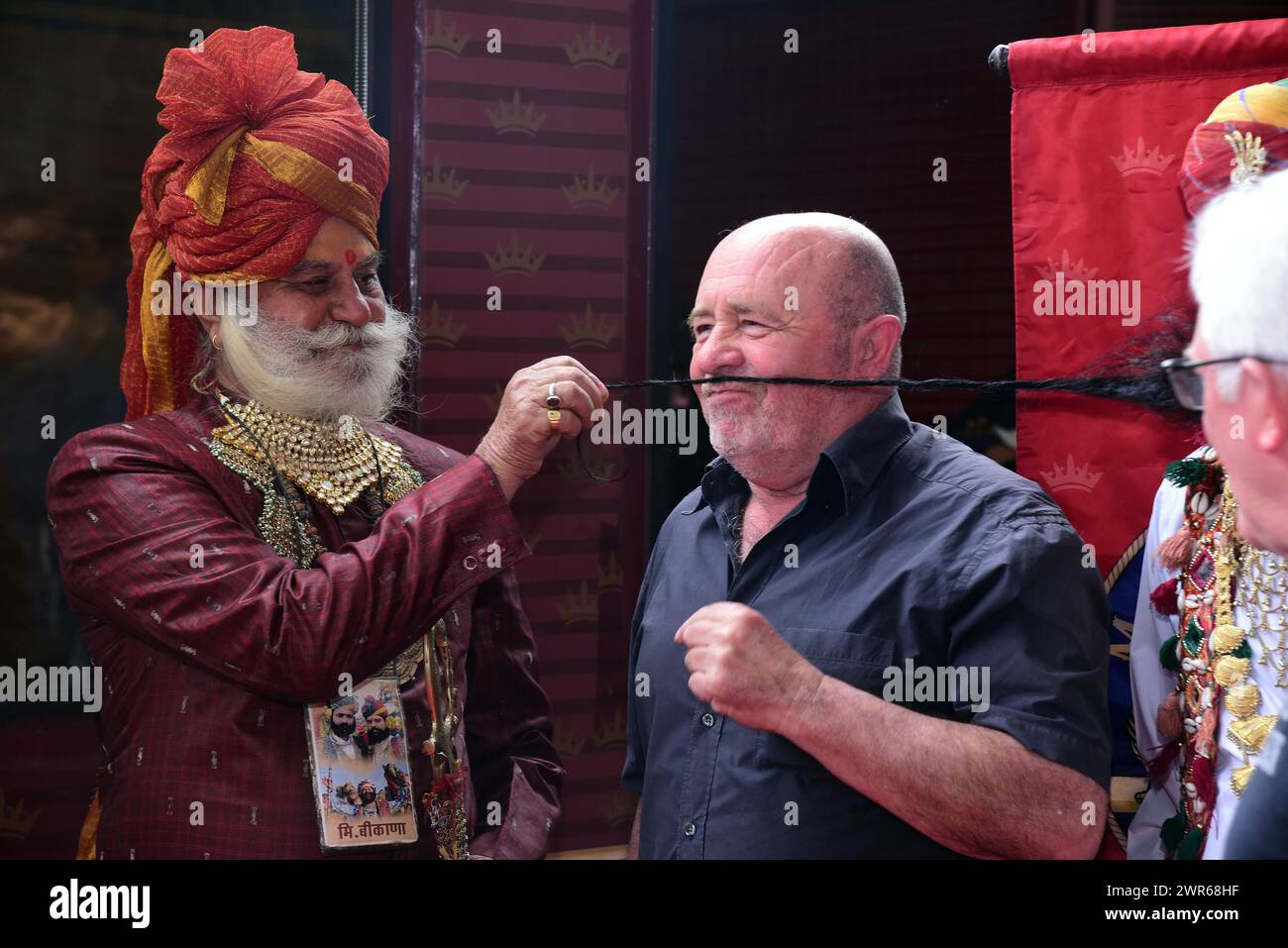 Bikaner, Rajasthan, India. 6 marzo 2024. Artista Rajashtani con lunghi baffi posa per le foto con un turista dopo l'arrivo del treno Maharajas Express a Bikaner. (Credit Image: © Dinesh Gupta/Pacific Press via ZUMA Press Wire) SOLO PER USO EDITORIALE! Non per USO commerciale! Foto Stock