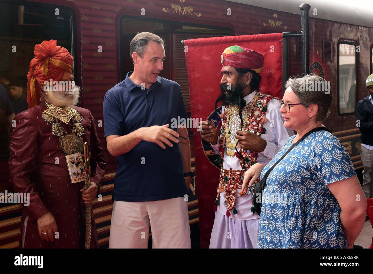 6 marzo 2024, Bikaner, Rajasthan, India: Artista Rajashtani con lunghi baffi posa per le foto con un turista dopo l'arrivo del treno Maharajas Express a Bikaner. (Credit Image: © Dinesh Gupta/Pacific Press via ZUMA Press Wire) SOLO PER USO EDITORIALE! Non per USO commerciale! Foto Stock