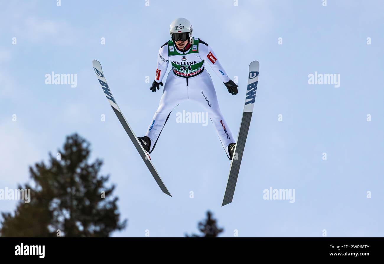 Viessmann Skispringen Weltcup Engelberg, Männer: Der polnische Skispringer Piotr Zyla bei seinem sprung von der Grosstitlisschanze. (Engelberg, Schwei Foto Stock