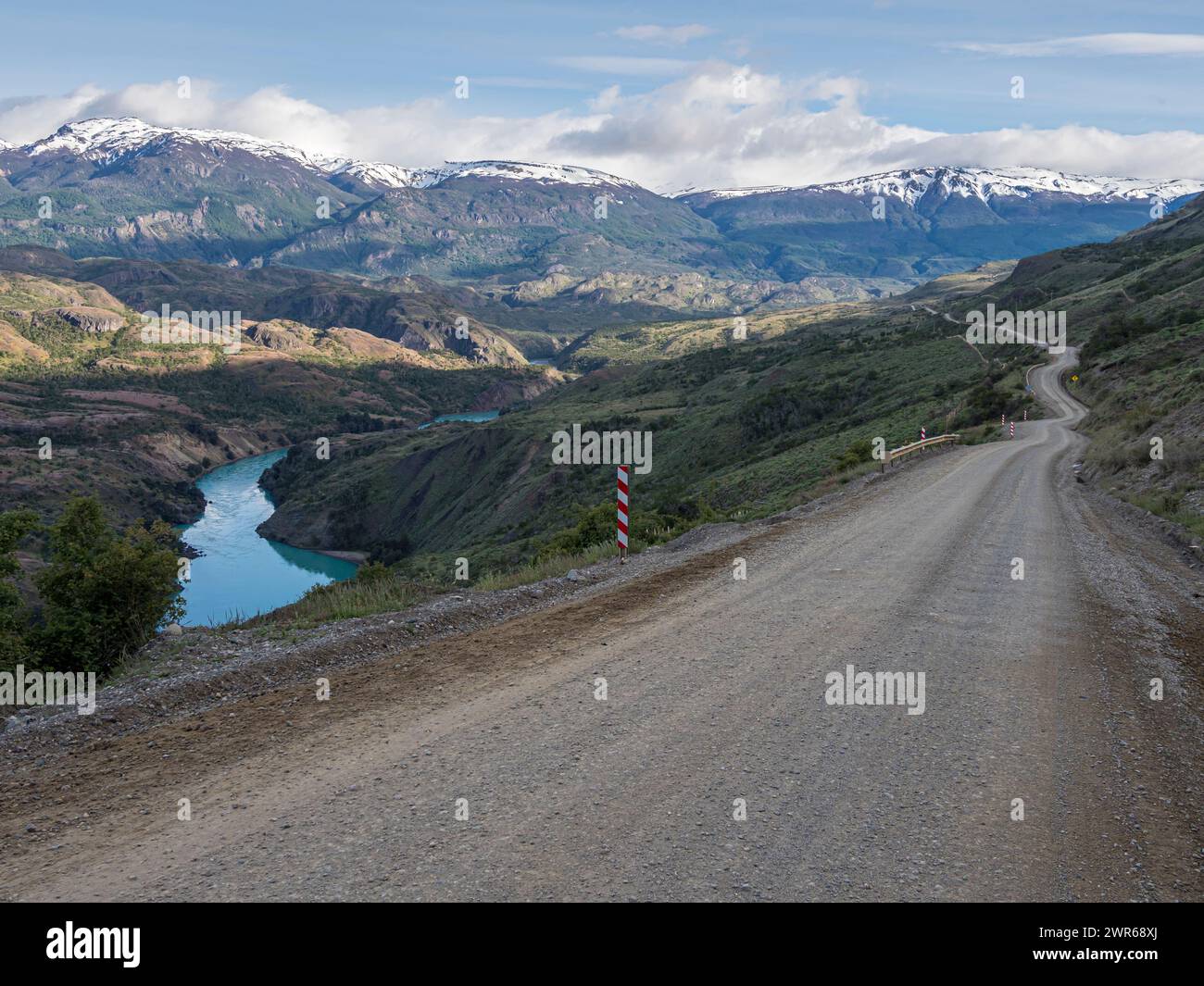 Strada Carretera Austral a nord di Cochrane, strada sterrata lungo il fiume Rio Baker, Patagonia, Cile Foto Stock