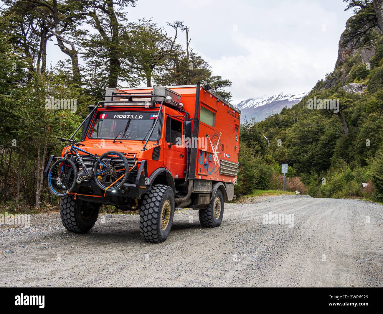 Overlander Truck on Gravel Road, Valle Exploradores, Patagonia, Cile Foto Stock