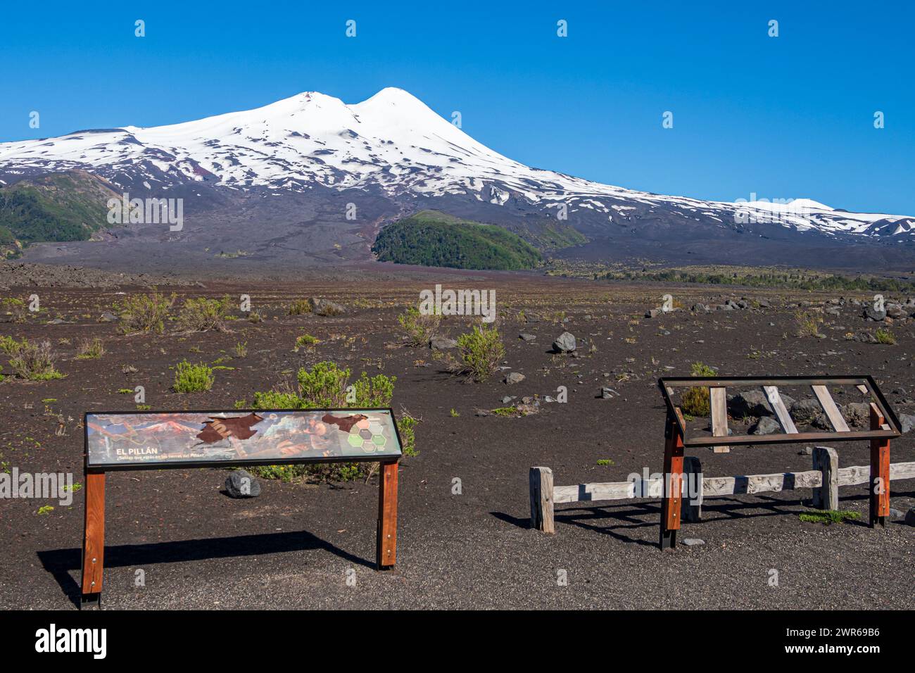 Vulcano Llaima, Parco Nazionale del Conguillio, punto panoramico con tabellone informativo, Cile Foto Stock