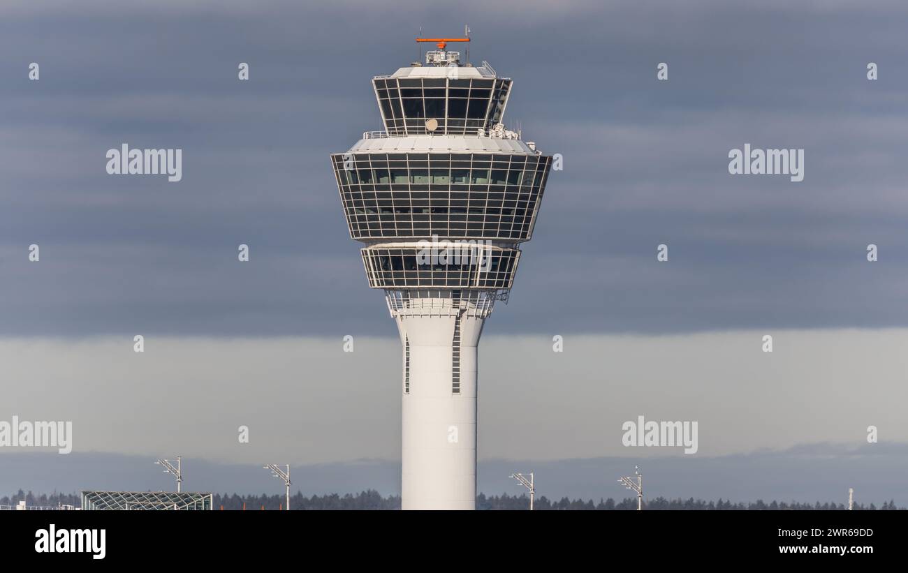 München, Deutschland - 1. Gennaio 2022: Der Kontrollturm des Flughafen München a Bayern, Deutschland. Foto Stock