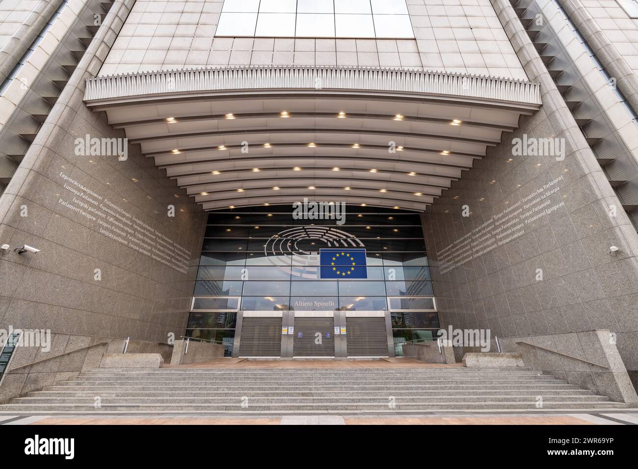 BRUXELLES, BELGIO, 23 giugno 2023: Vista frontale simmetrica dell'ingresso dell'edificio Altiero Spinelli al Parlamento europeo, con la bandiera dell'Unione europea e un'ampia scalinata. Grande ingresso dell'edificio Altiero Spinelli, Parlamento europeo. Foto di alta qualità Foto Stock