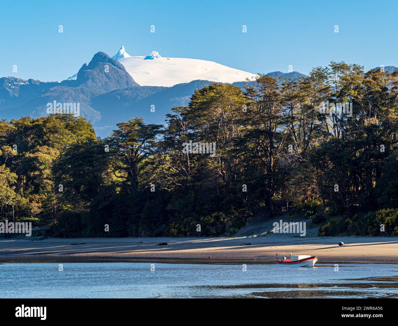 Spiaggia a Raul Marin Balmaceda, vulcano innevato Corcovado nella parte posteriore, Patagonia, Cile Foto Stock