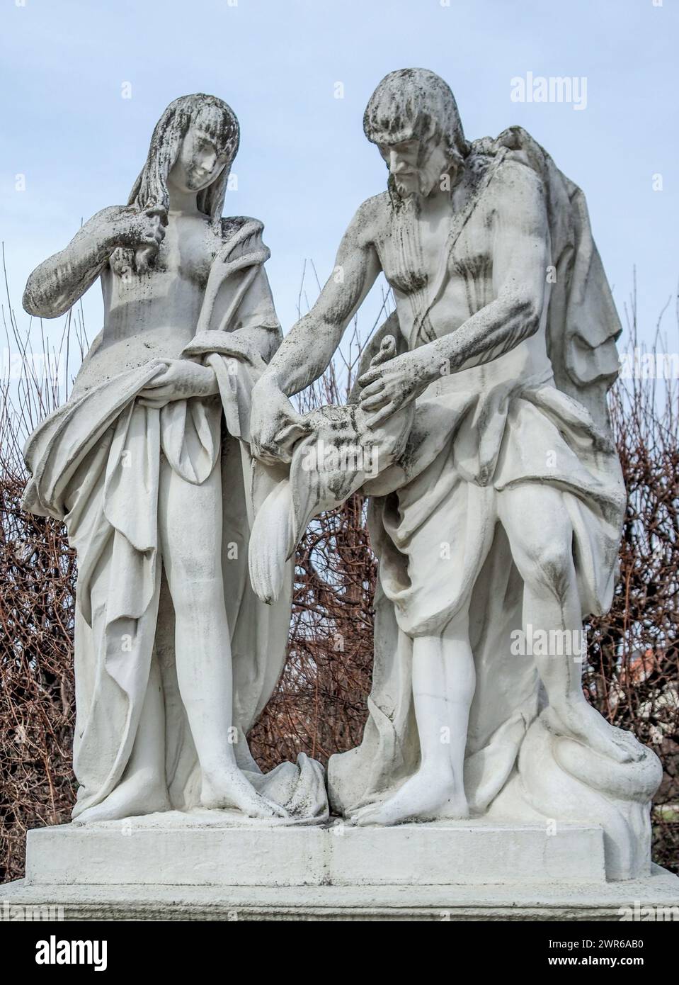 Scultura femminile e maschile con cornucopia nel Belvedere inferiore, personaggi della mitologia greco-romana. Museo del Belvedere situato in palazzi di proprietà della famiglia imperiale dell'impero austriaco. Ora negli edifici del complesso del Belvedere c'è un famoso museo d'arte. Foto Stock