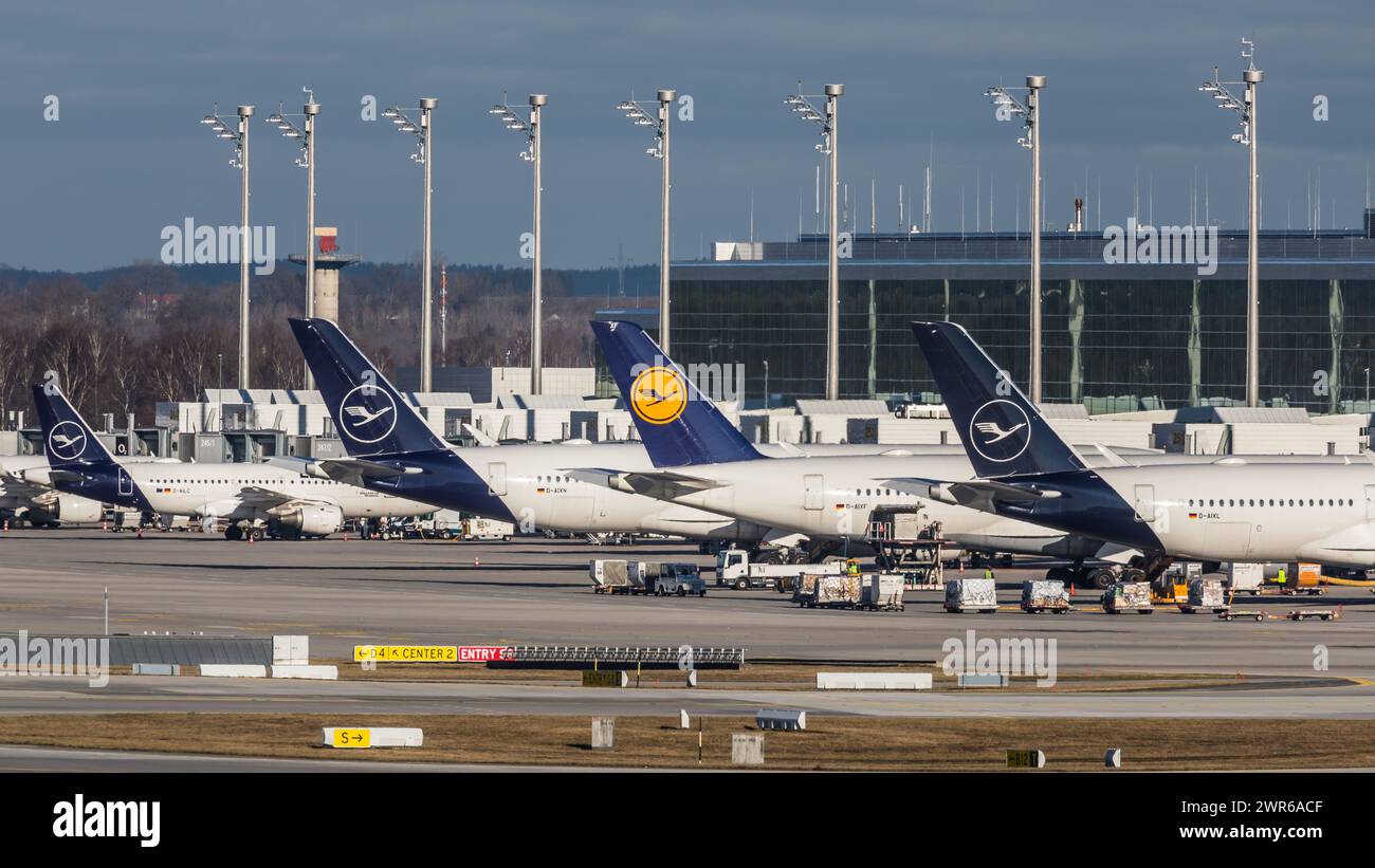 München, Deutschland - 1. Gennaio 2022: Verschiedene Flugzeugtypen stehen mit der neuen und der alten Bemalung der Lufthansa an einem Terminal des Flug Foto Stock
