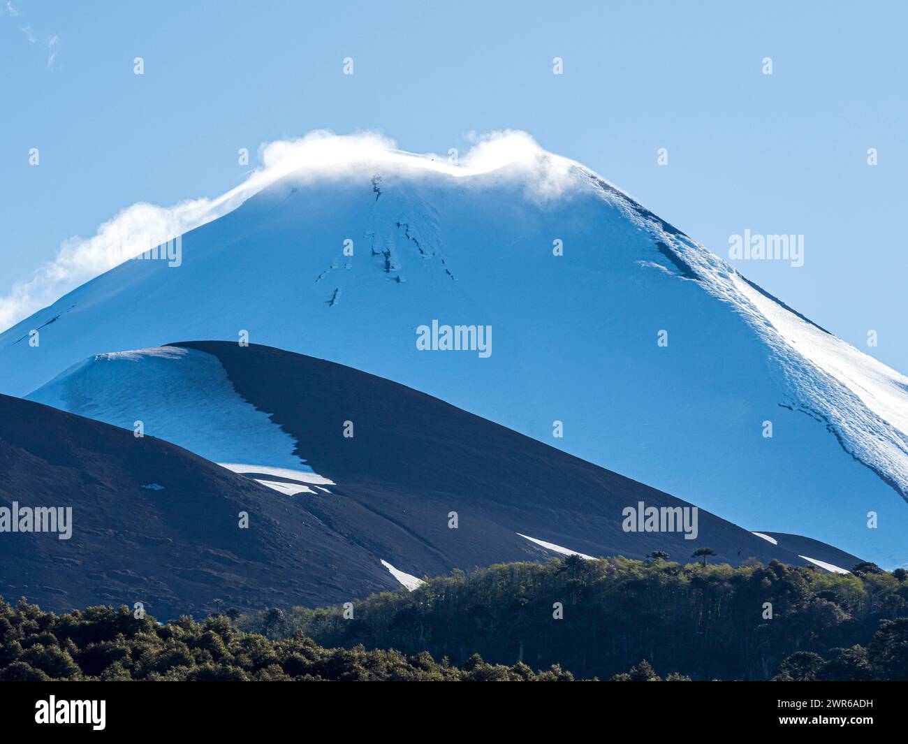 Vetta del vulcano Llaima vista dal lago Conguillo, Parco Nazionale del Conguillo, Cile Foto Stock