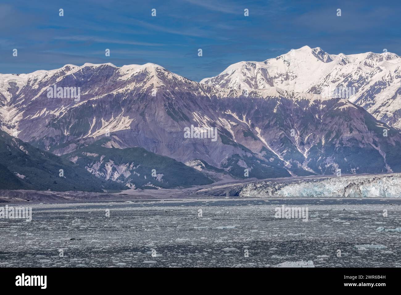 Il maestoso paesaggio intorno al galcier Hubbard, visto da una nave da crociera in Alaska USA Foto Stock