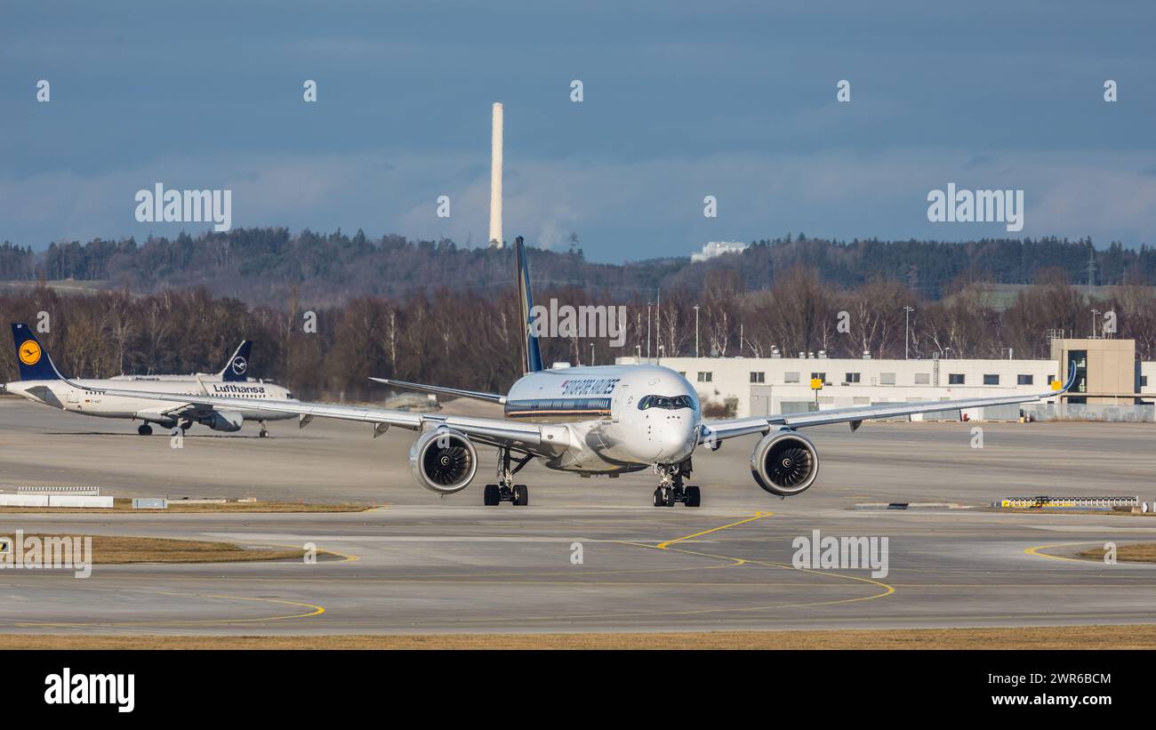 München, Deutschland - 1. Gennaio 2022: Ein Airbus A350-900 von Singapore Airlines startet vom Flughafen München. Registrazione 9V-SMI. Foto Stock