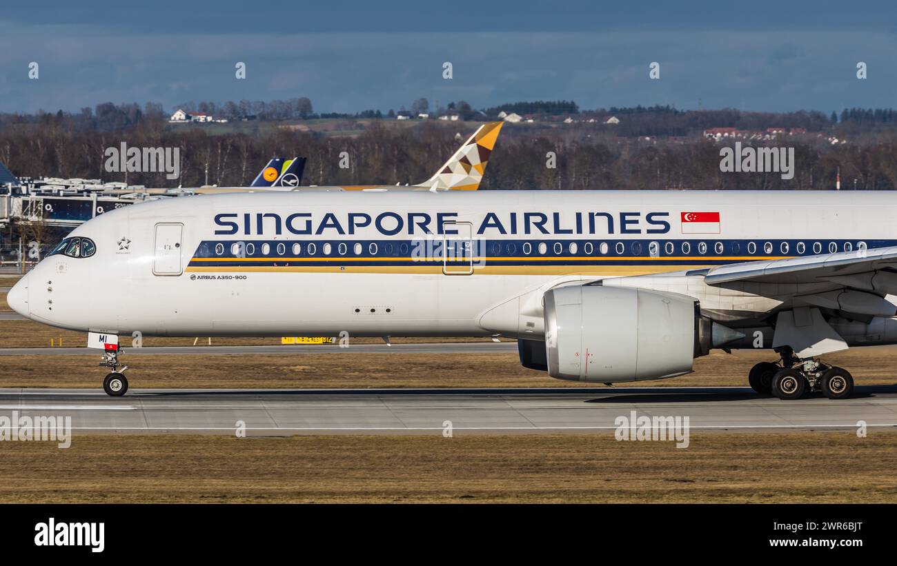 München, Deutschland - 1. Gennaio 2022: Ein Airbus A350-900 von Singapore Airlines startet vom Flughafen München. Registrazione 9V-SMI. Foto Stock