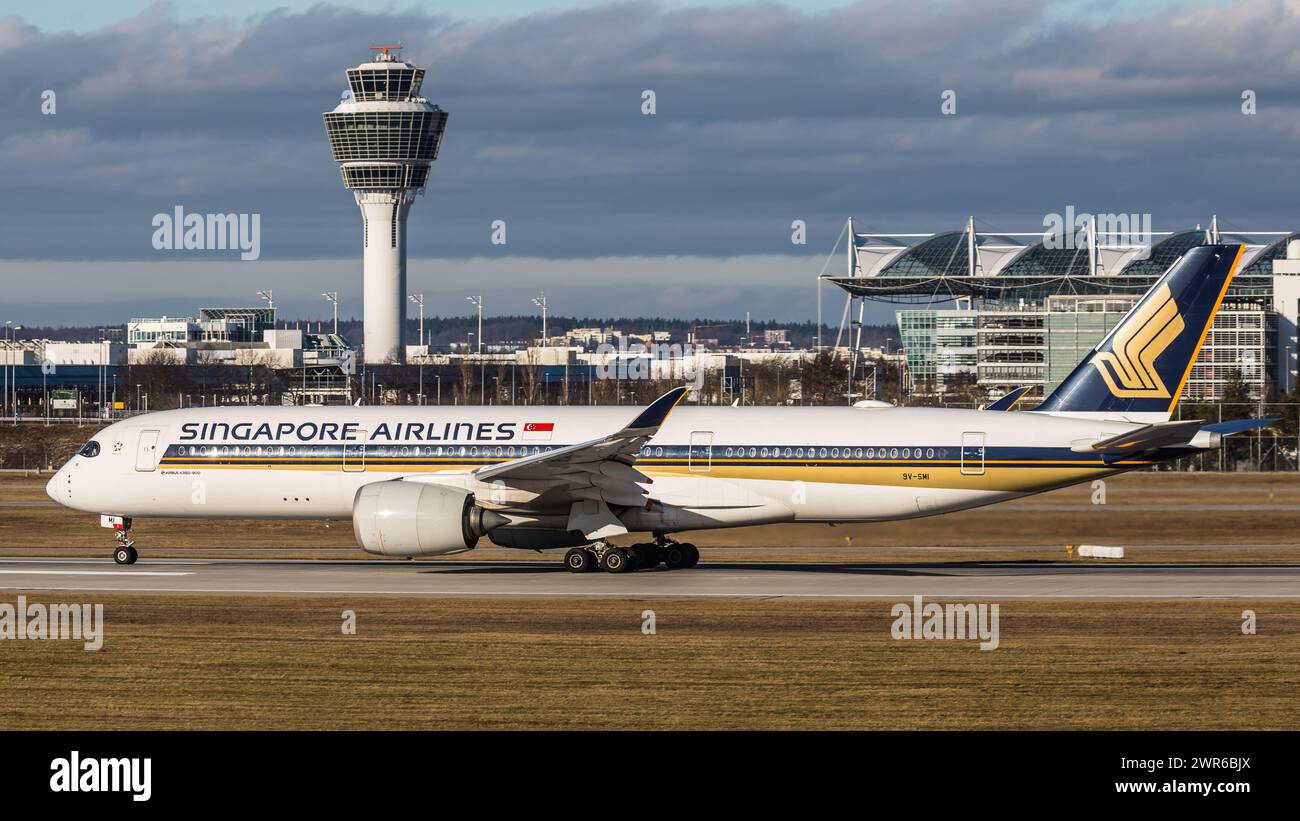 München, Deutschland - 1. Gennaio 2022: Ein Airbus A350-900 von Singapore Airlines startet vom Flughafen München. Registrazione 9V-SMI. Foto Stock