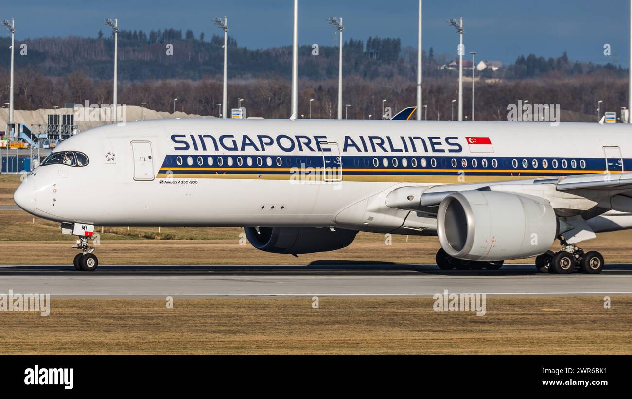 München, Deutschland - 1. Gennaio 2022: Ein Airbus A350-900 von Singapore Airlines startet vom Flughafen München. Registrazione 9V-SMI. Foto Stock