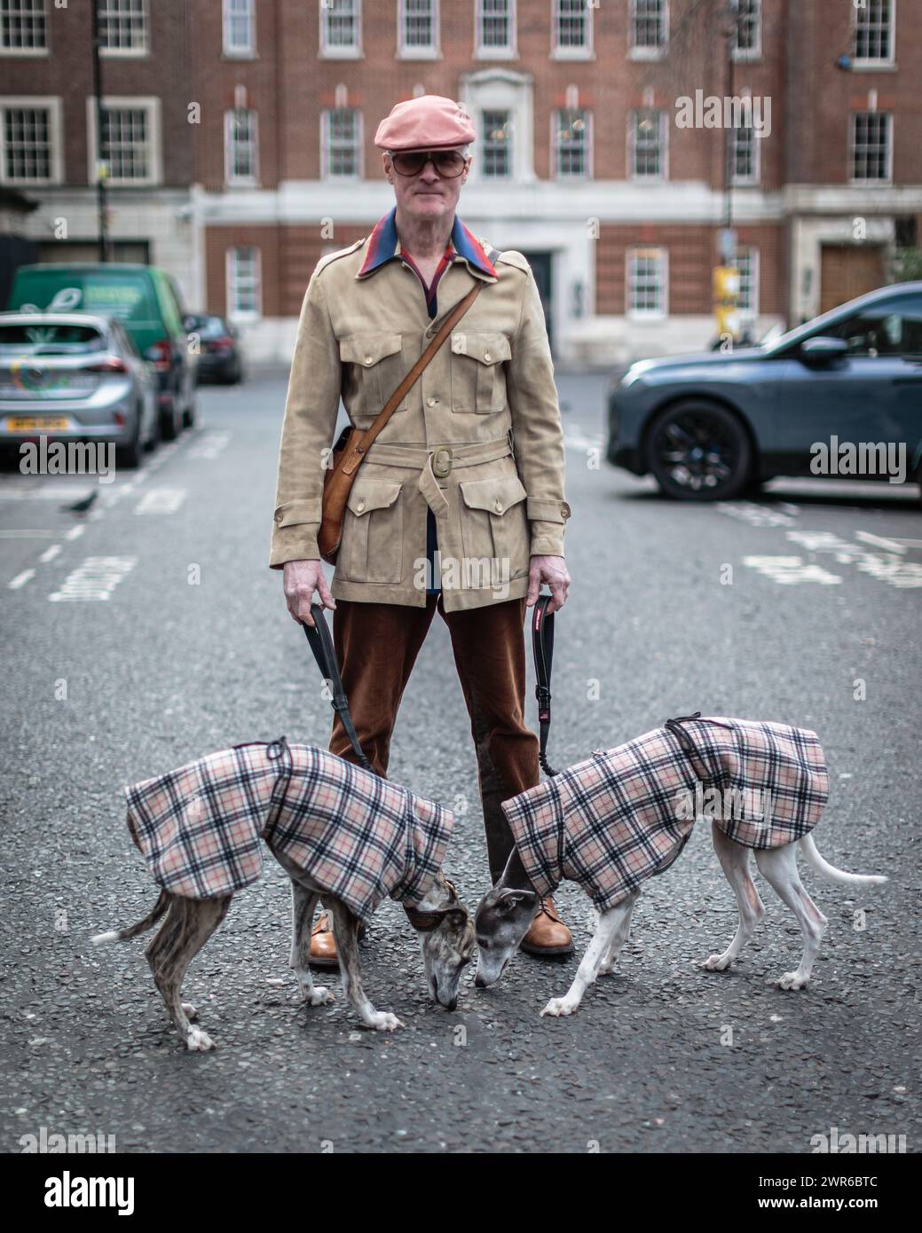 Un gentiluomo e i suoi due cani a Londra. Foto Stock