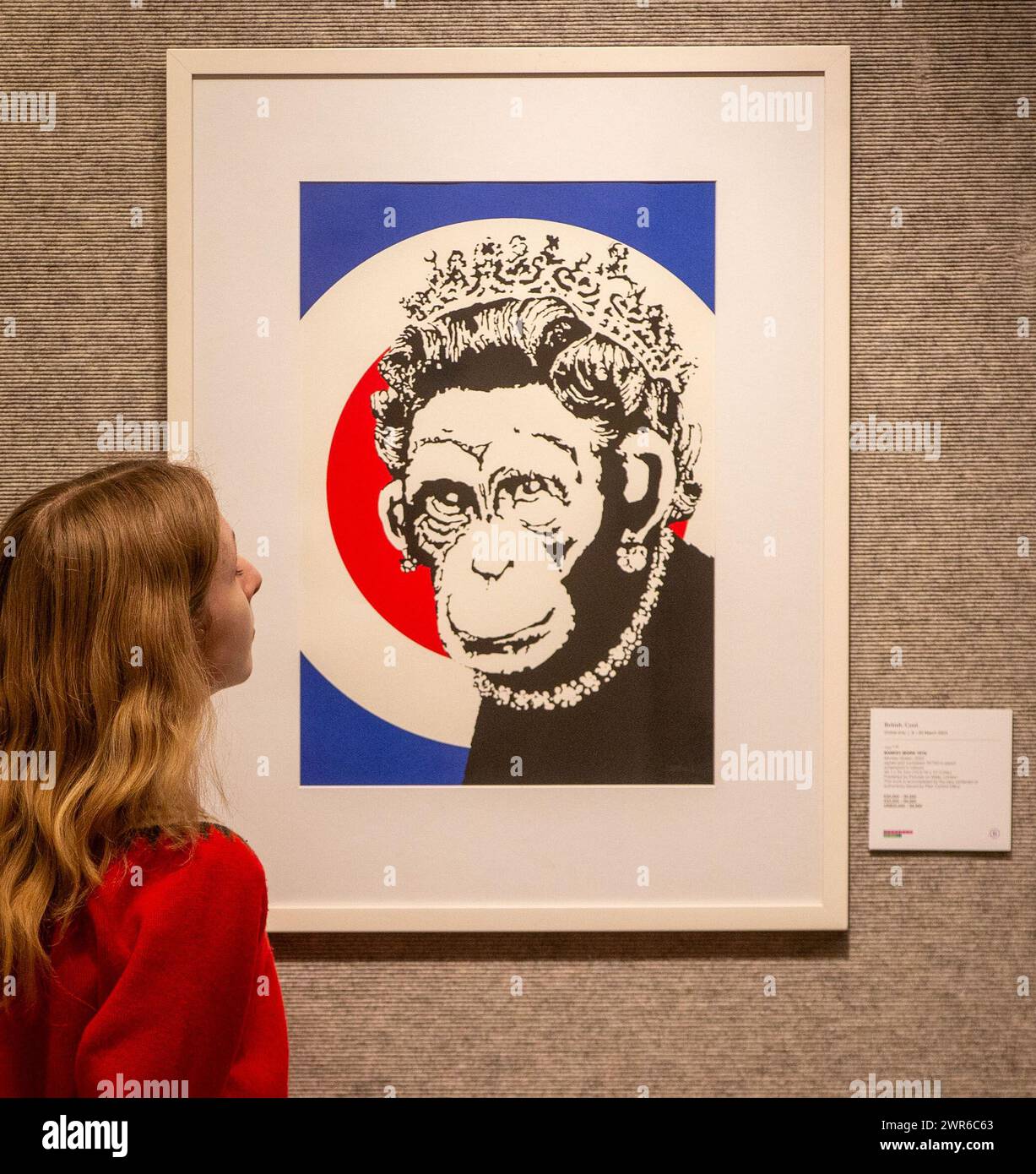 Londra, Inghilterra, Regno Unito. 11 marzo 2024. Membro del personale posa con Monkey Queen di Banksy, (immagine di credito: © Tayfun Salci/ZUMA Press Wire) SOLO PER USO EDITORIALE! Non per USO commerciale! Crediti: ZUMA Press, Inc./Alamy Live News Foto Stock