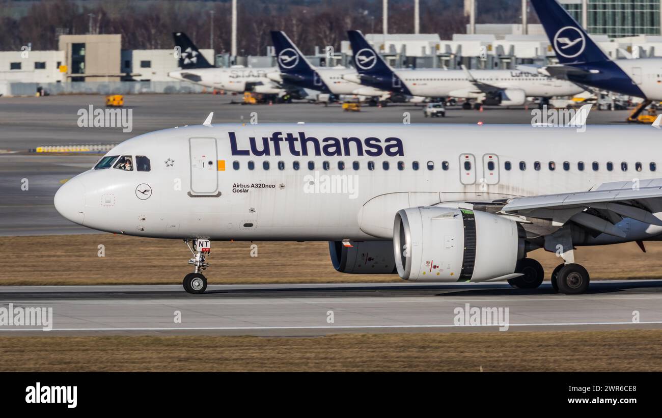 München, Deutschland - 1. Gennaio 2022: Ein Airbus A320-271N (Airbus A320neo) von Lufthansa landet auf dem Flughafen München. Registrazione D-AINT. Foto Stock