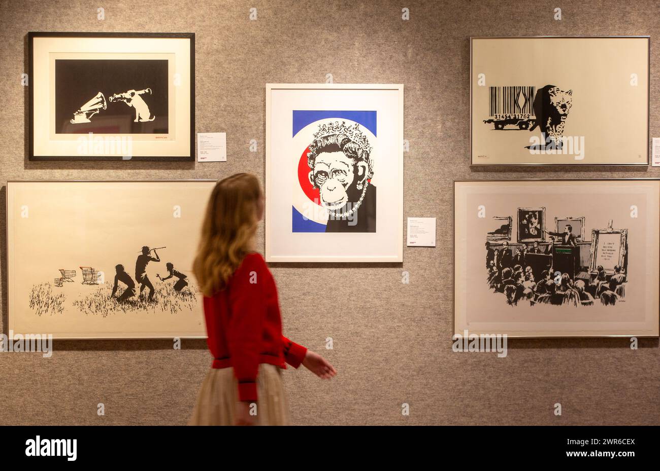 Londra, Inghilterra, Regno Unito. 11 marzo 2024. Membro del personale posa con Monkey Queen di Banksy, (immagine di credito: © Tayfun Salci/ZUMA Press Wire) SOLO PER USO EDITORIALE! Non per USO commerciale! Crediti: ZUMA Press, Inc./Alamy Live News Foto Stock