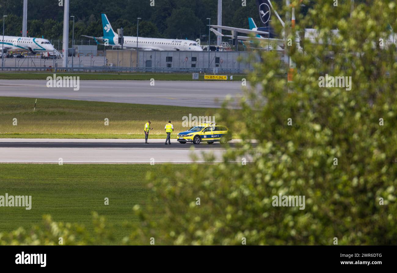 Zwei Mitarbeiter des Flughafen München Inspirzieren einen Schaden an der Südlandebahn des Flughafen München. (München, Deutschland, 26.05.2022) Foto Stock