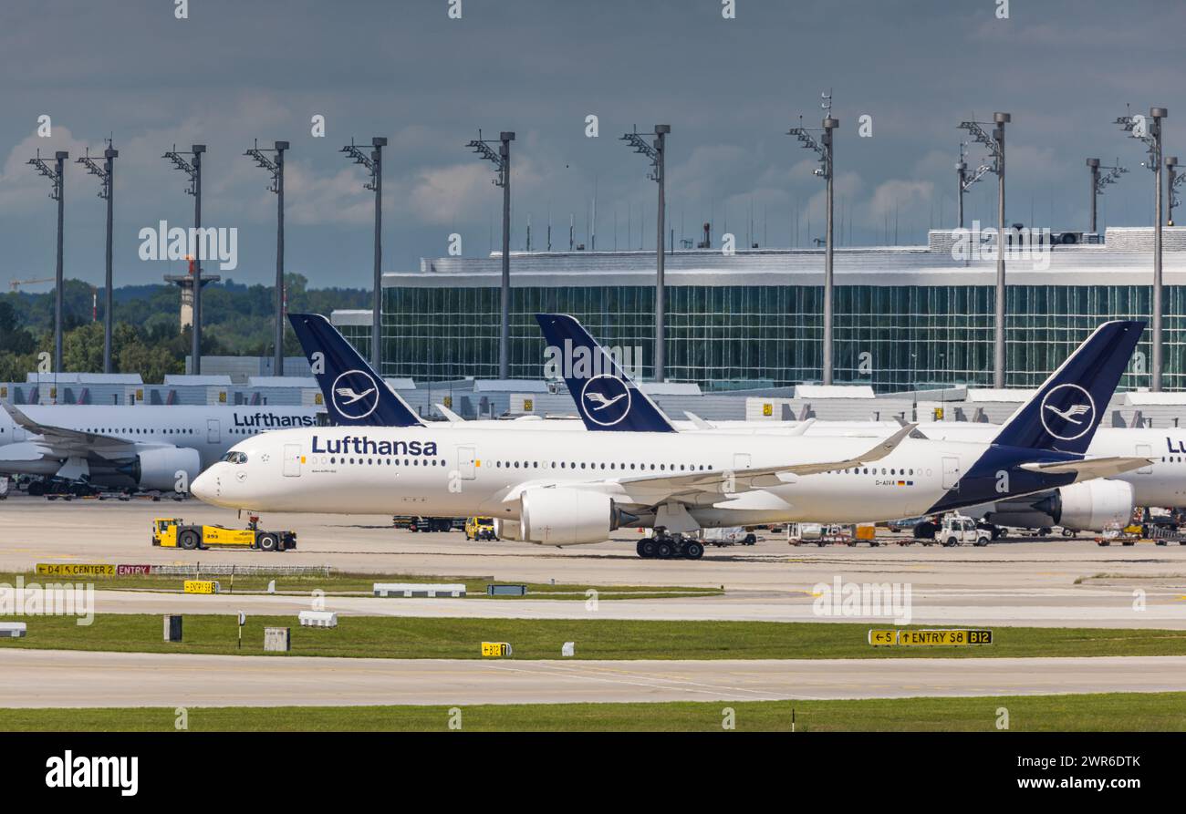 Ein Airbus A350 der Lufthansa wird auf dem Flughafen München Zurück geschoben. (München, Deutschland, 26.05.2022) Foto Stock
