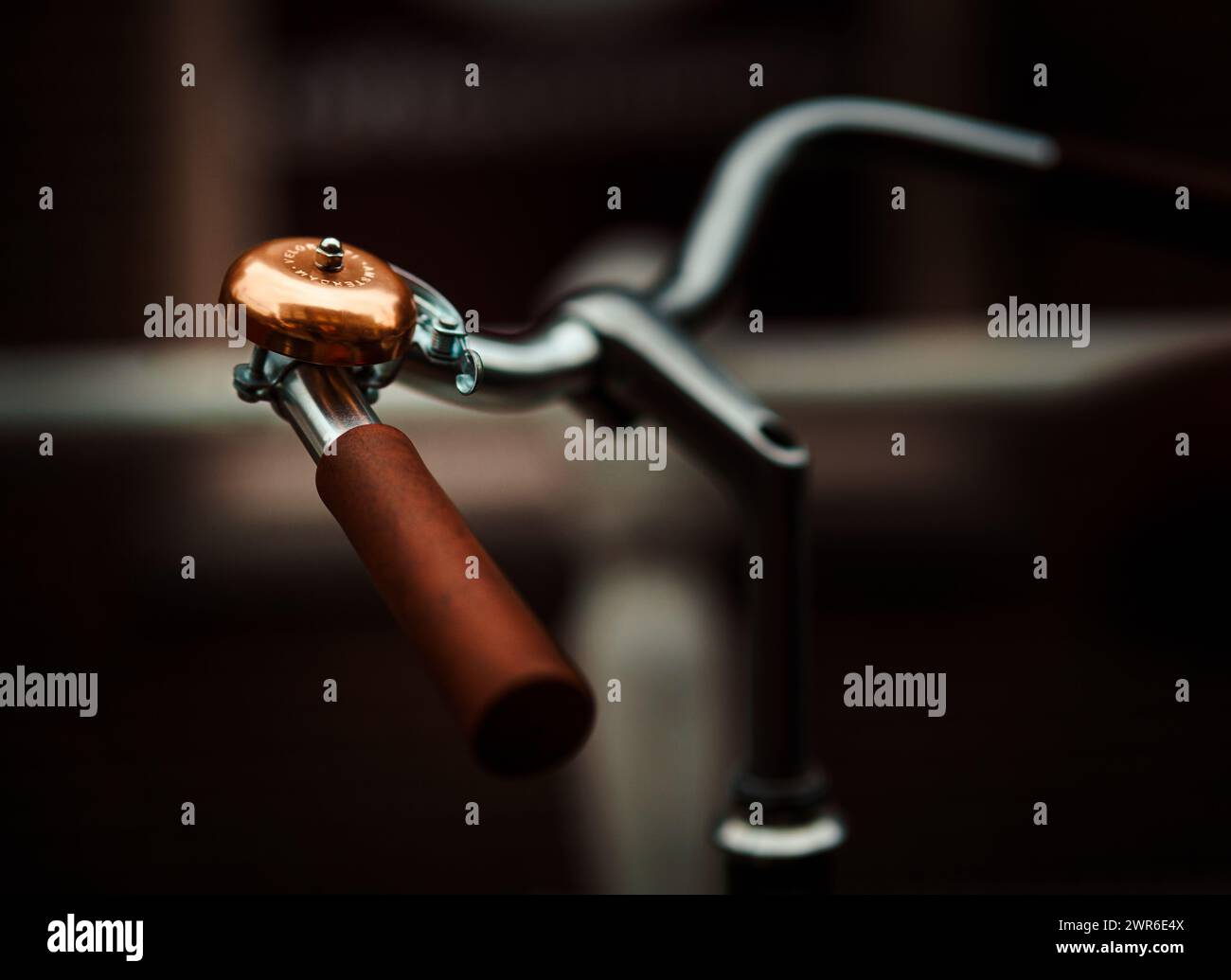 Primo piano di un campanello di una bicicletta con uno sfondo morbido. Foto Stock