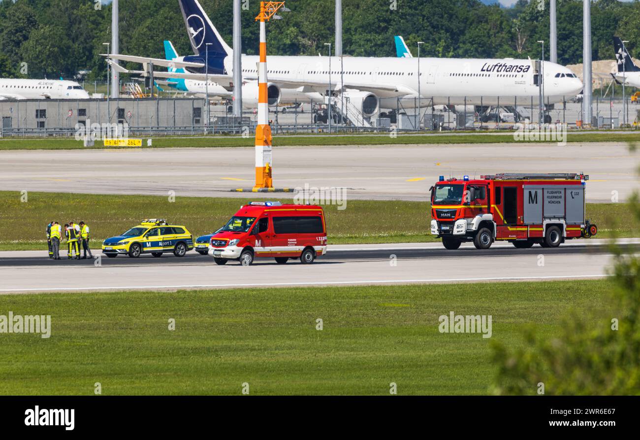 Auf der Südbahn des Flughafen München gibt es offenbar ein grösseres problem. für Landungen ist die Landebahn gesperrt, es werden darüber nur noch sta Foto Stock