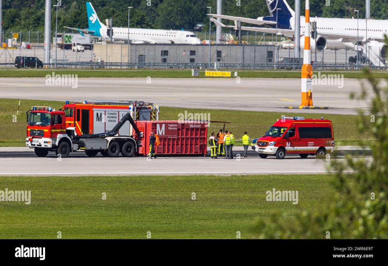 Auf der Südbahn kommt nun eine fahrende Werkstatt der Berufsfeuerwehr des Flughafen München zum Einsatz, damit das problem gelöst werden kann. Sämtlic Foto Stock