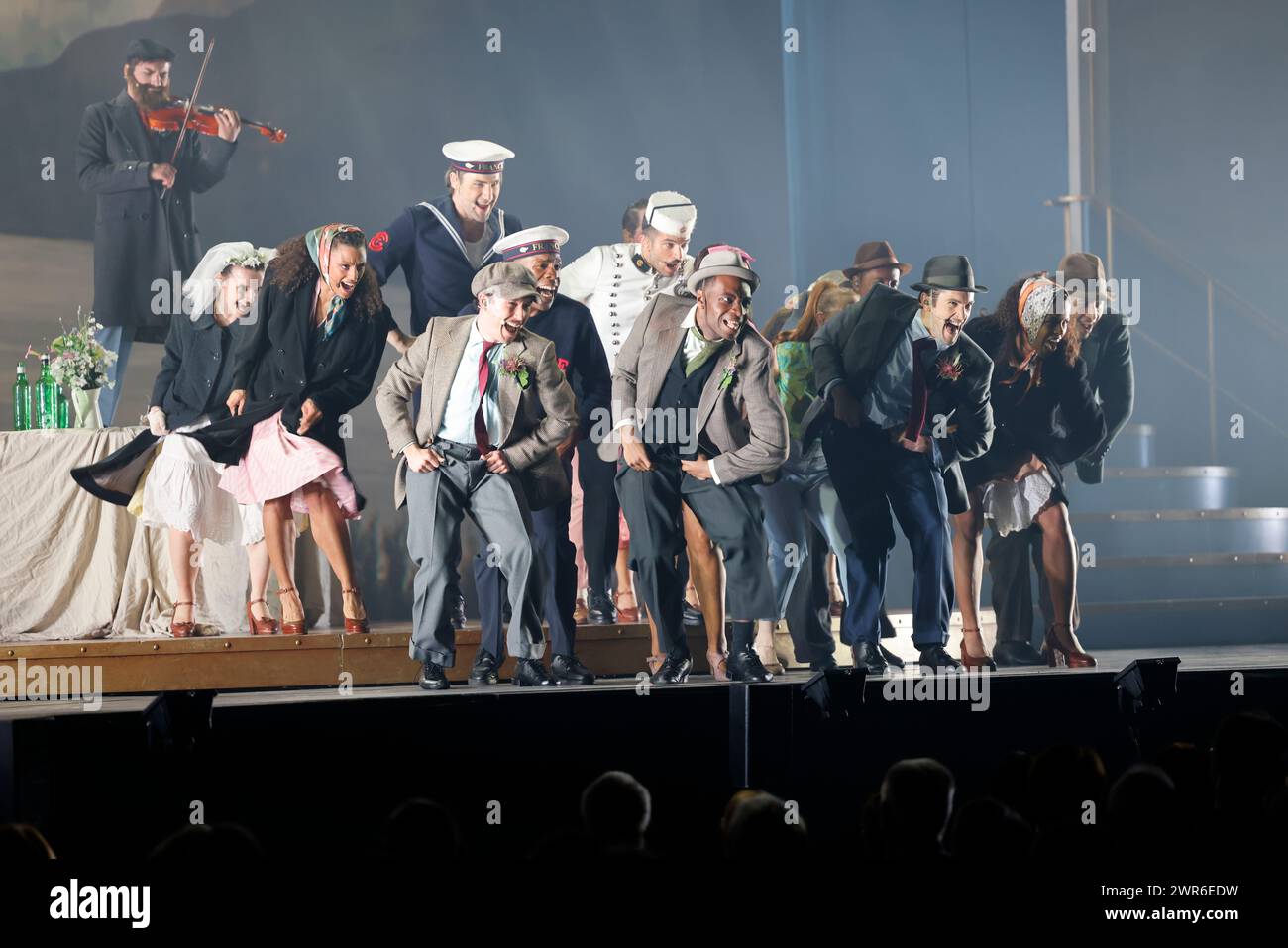 Commedia musicale JE VAIS T'AIMER (TI AMERÒ), uno spettacolo "evento" che riunisce tutte le generazioni. Viaggia da Parigi a New York a bordo di Legen Foto Stock