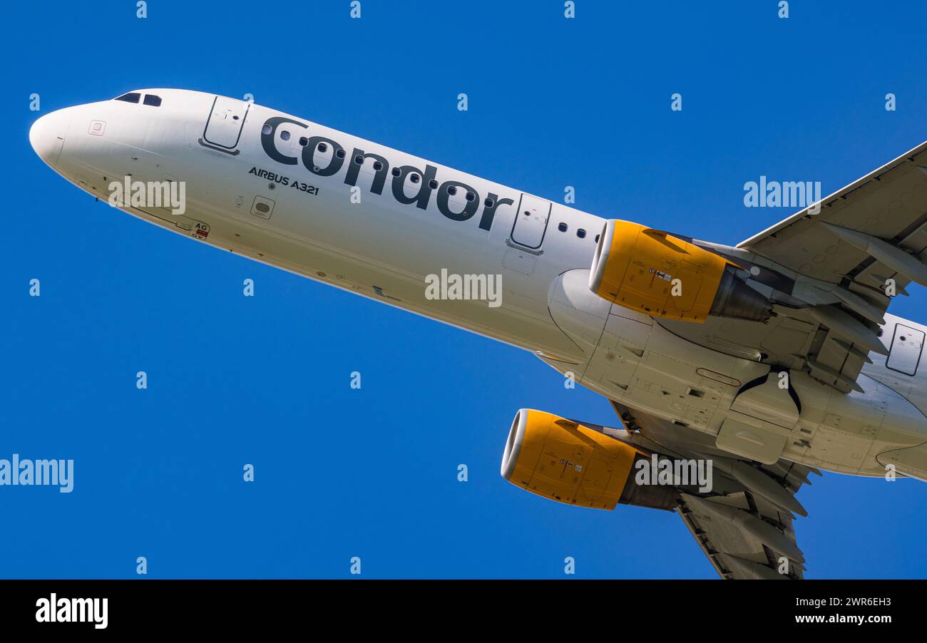 Ein Airbus A321-211 von Condor startet vom Flughafen München. Registrazione D-AIAG. (München, Deutschland, 26.05.2022) Foto Stock