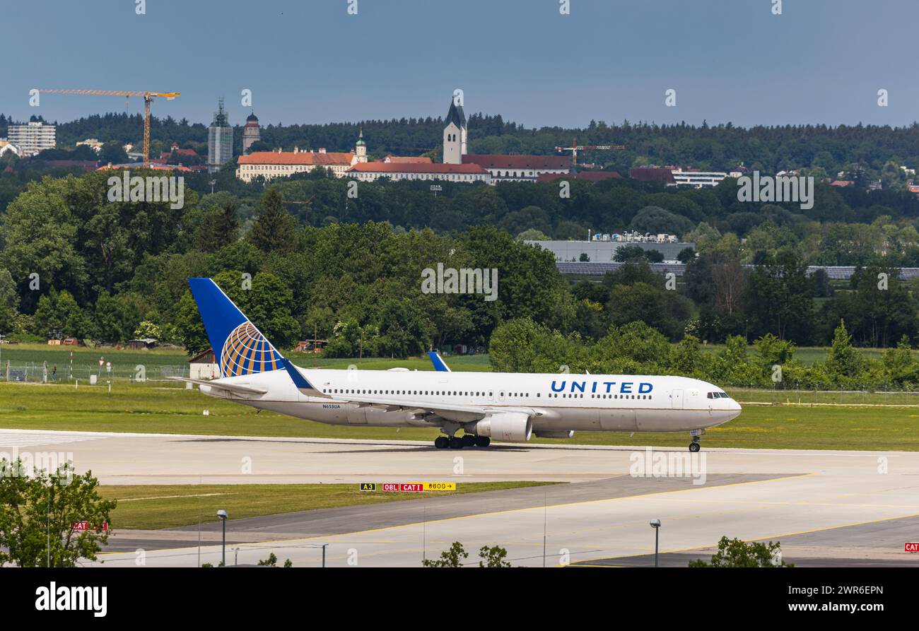 Eine Boeing 767-322ER startet von der Nordstartbahn des Flughafen München. Kennung: N655UA. (München, Deutschland, 29.05.2022) Foto Stock