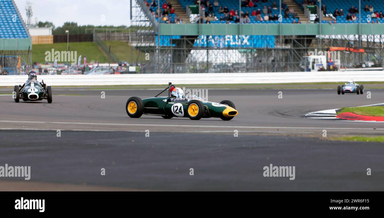 Paul Clark alla guida della sua Green and Yellow, 1961, Lotus 20/22, durante la storica Formula Junior Race al Silverstone Festival 2023 Foto Stock