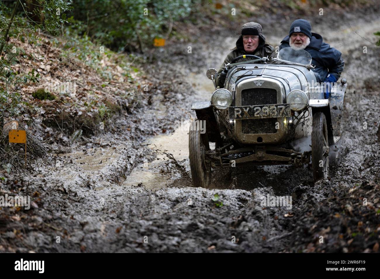 06/03/22 Richard Houlgate guida un Austin 7. I membri del Vintage Sports-Car Club tentano di trovare aderenza mentre salgono su una salita scivolosa nota come Foto Stock