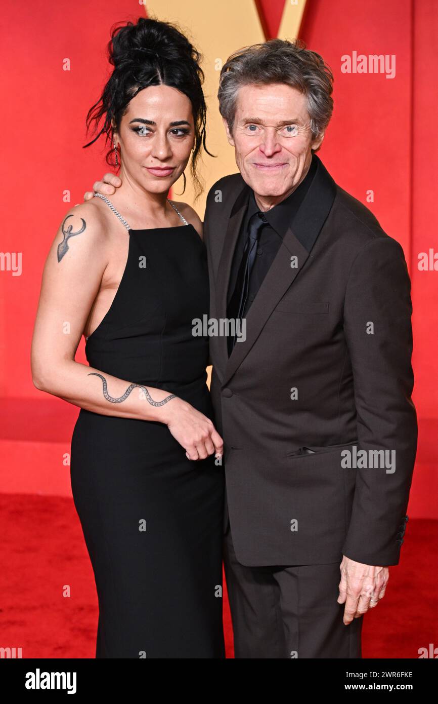 Los Angeles, Stati Uniti. 10 marzo 2024. Giada Colagrande e Willem Dafoe arrivano alla Vanity Fair Oscar Party, Wallis Annenberg Center for the Performing Arts Crediti: Doug Peters/EMPICS/Alamy Live News Foto Stock