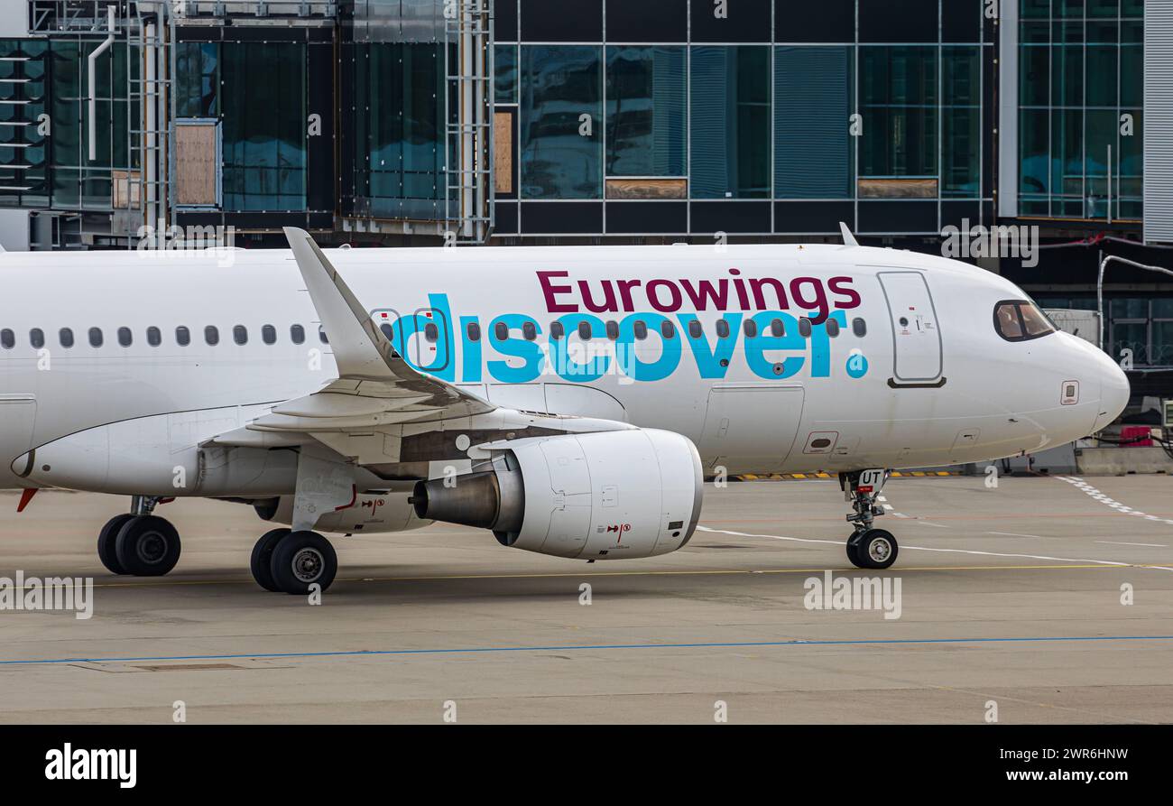 Ein Airbus A320-214 von Eurowings Discover rollt nach der Landung auf dem Flughafen München zum Terminal. Immatrikulation D-AIUT. (München, Deutschlan Foto Stock