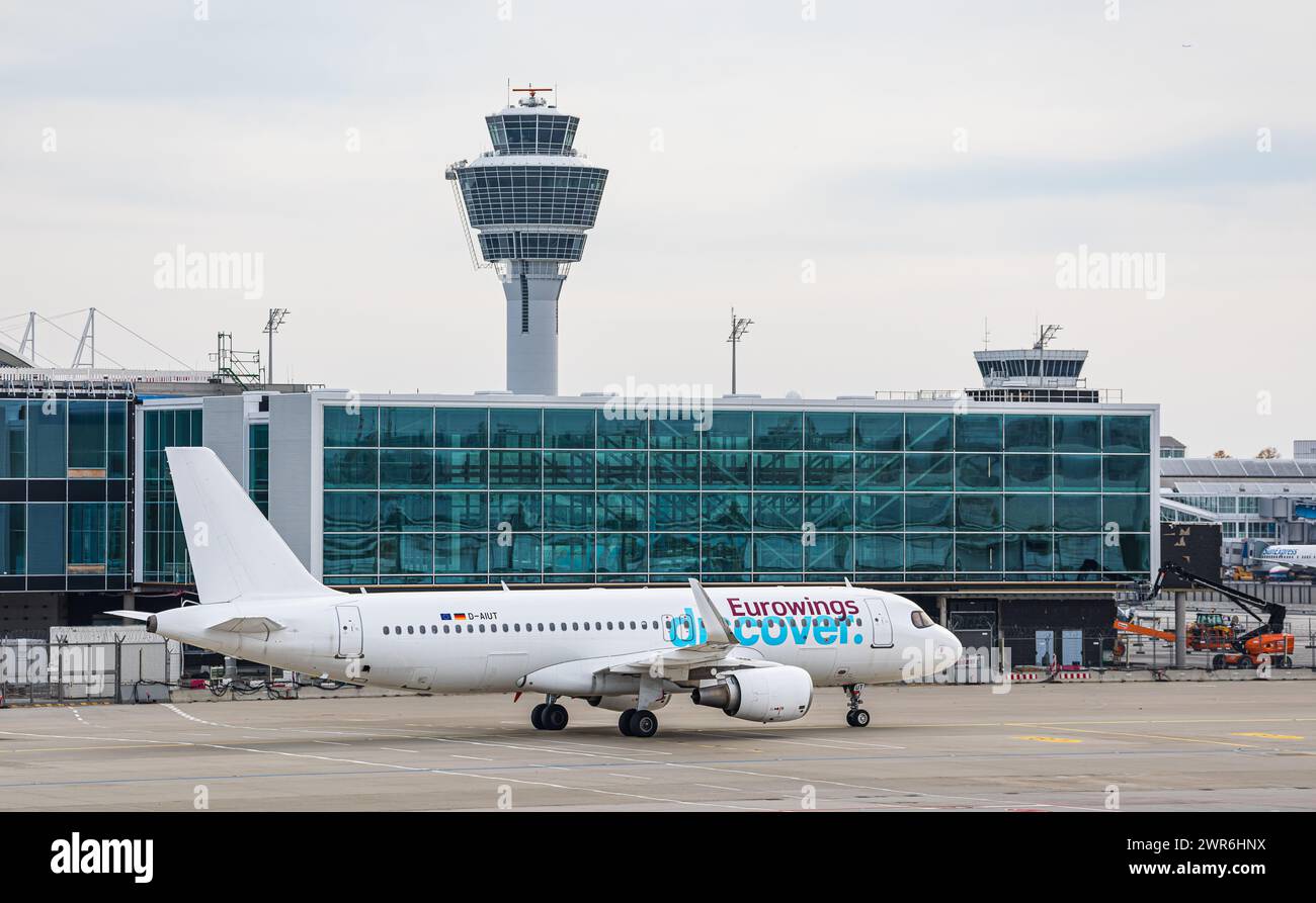 Ein Airbus A320-214 von Eurowings Discover rollt nach der Landung auf dem Flughafen München zum Terminal. Immatrikulation D-AIUT. (München, Deutschlan Foto Stock
