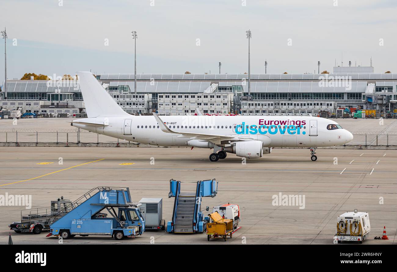 Ein Airbus A320-214 von Eurowings Discover rollt nach der Landung auf dem Flughafen München zum Terminal. Immatrikulation D-AIUT. (München, Deutschlan Foto Stock