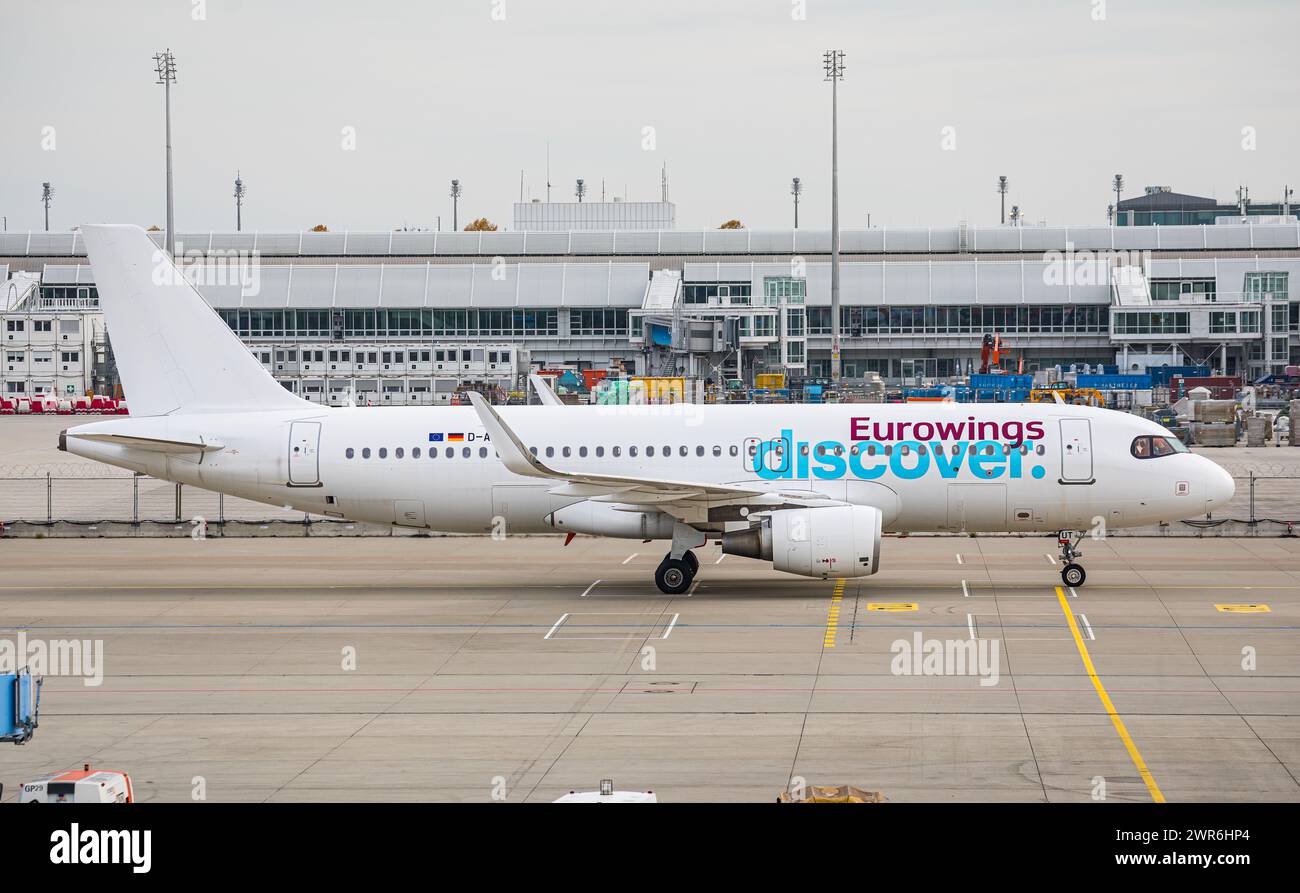 Ein Airbus A320-214 von Eurowings Discover rollt nach der Landung auf dem Flughafen München zum Terminal. Immatrikulation D-AIUT. (München, Deutschlan Foto Stock