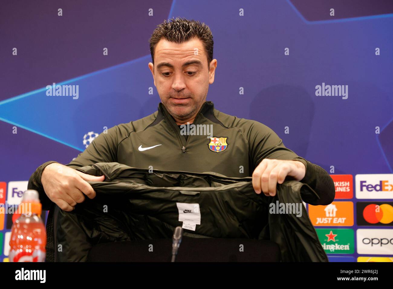 Xavi Hernandez durante la conferenza stampa alla vigilia del loro turno di UEFA Champions League a 2 tappe di 16 partite contro il Napoli al campo di allenamento Joan Gamper di Sant Joan Despi, vicino a Barcellona, l'11 marzo 2023 Foto Stock