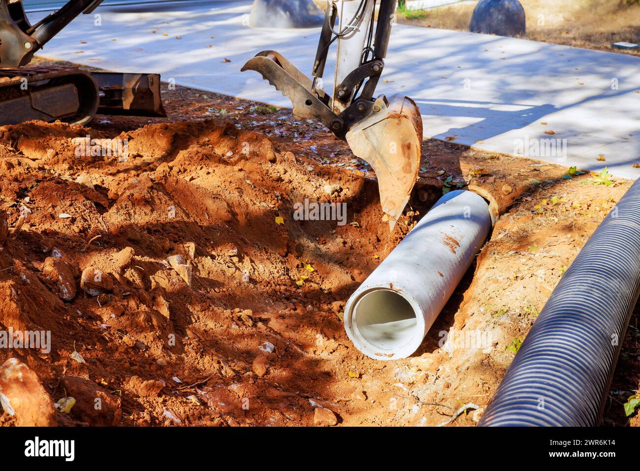 Posa di tubi per il flusso dell'acqua piovana nel collettore dell'acqua nel cantiere Foto Stock