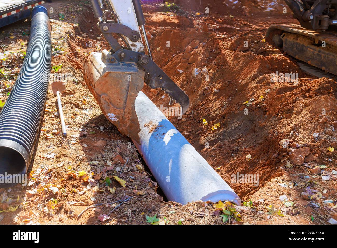 Posa di tubi in cantiere per raccogliere l'acqua piovana Foto Stock