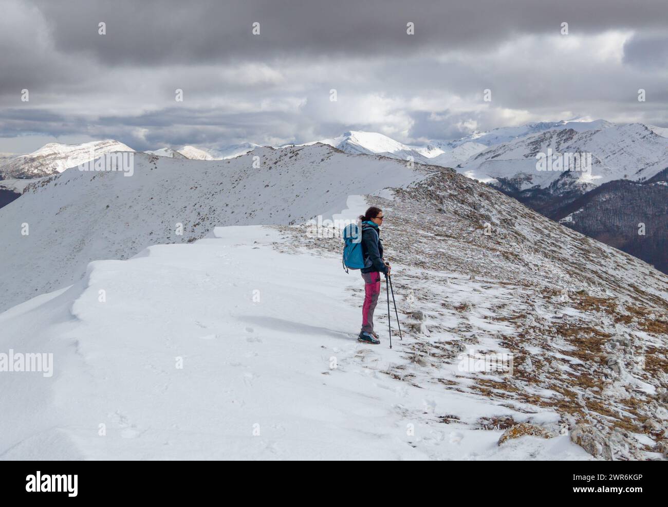 Parco Velino Sirente, Italia - il suggestivo parco naturale di montagna in Abruzzo con neve durante l'inverno. Qui in particolare Monte Cava 2000 m. Foto Stock