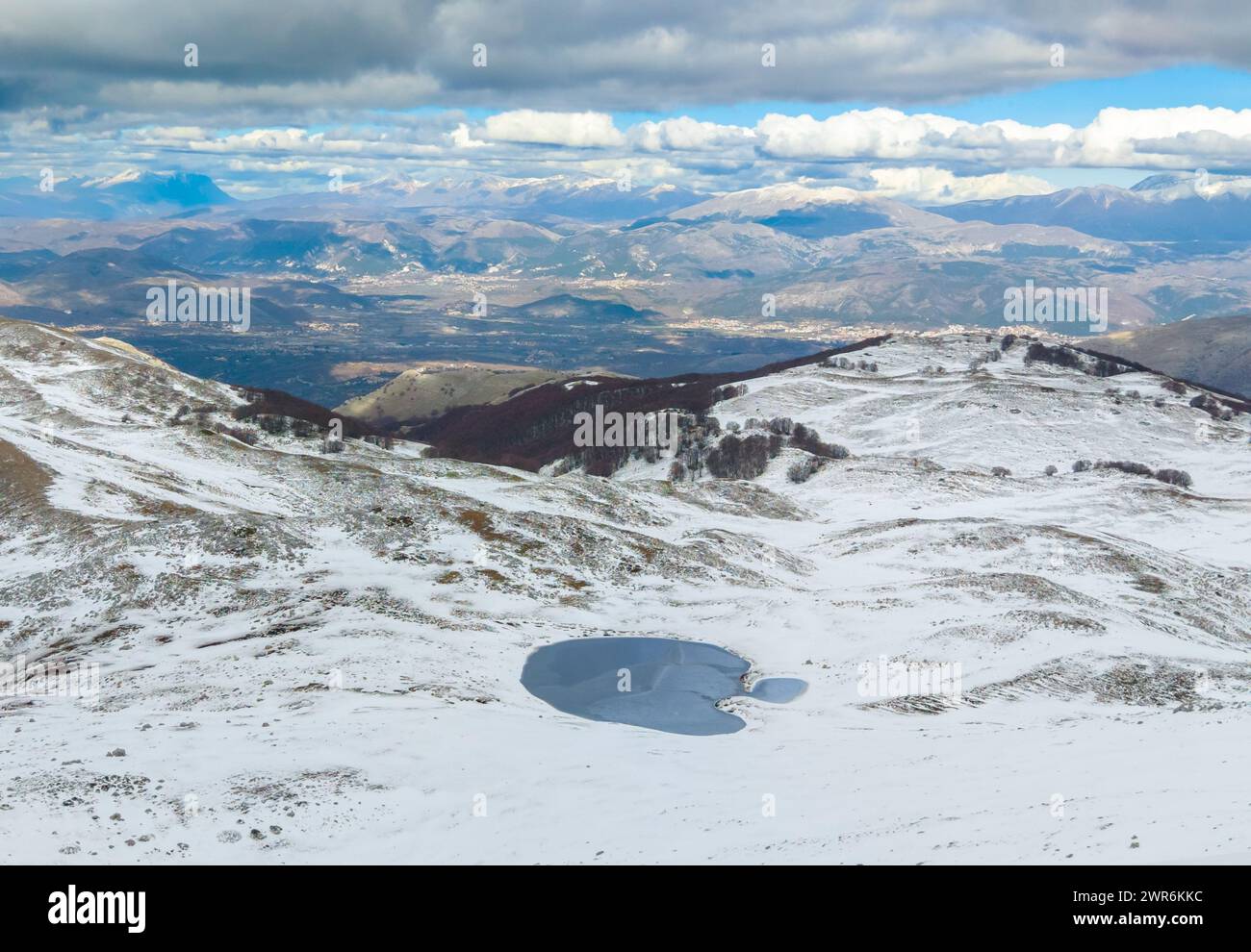 Parco Velino Sirente, Italia - il suggestivo parco naturale di montagna in Abruzzo con neve durante l'inverno. Qui in particolare Monte Cava 2000 m. Foto Stock