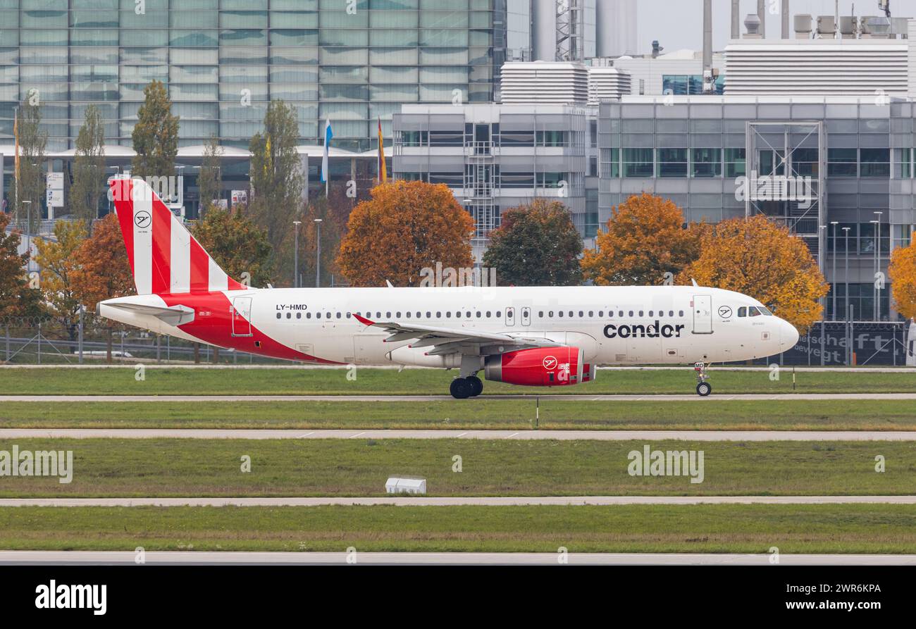 Ein Airbus A320-214 mit der Bemalung der deutschen Fluggesellschaft Condor rollt auf dem Flughafen München zur Startbahn. Operativ ist die osteuropäis Foto Stock