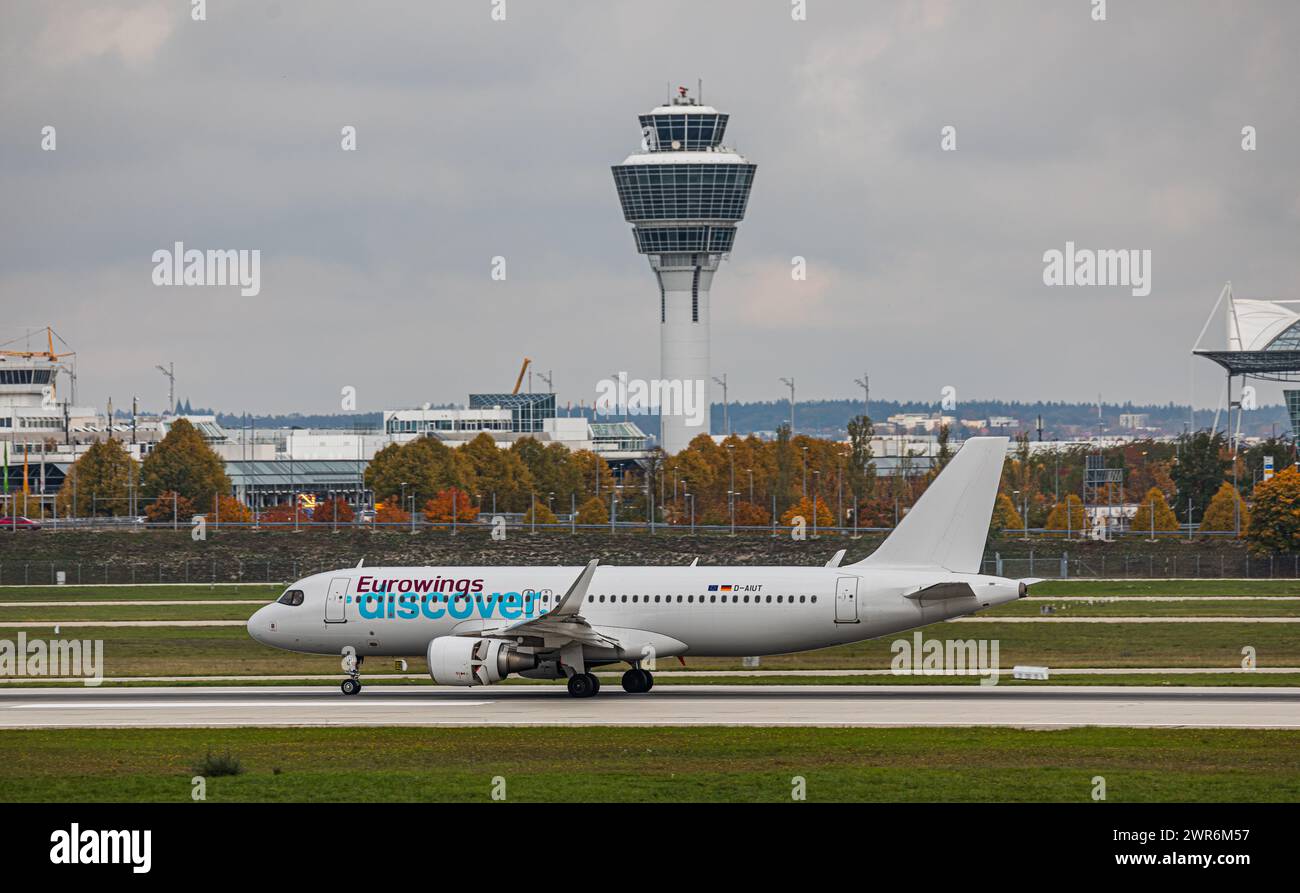 Ein Airbus A320-214 von Eurowings Scopri landet auf der Südbahn des Flughafen München. Immatrikulation D-AIUT. (München, Deutschland, 11.10.2022) Foto Stock